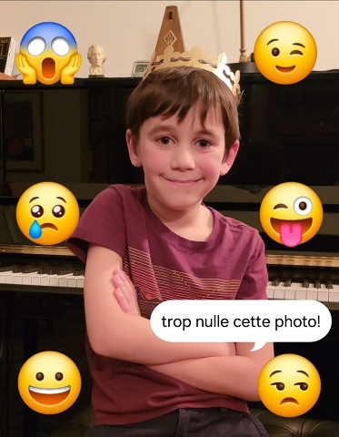 Raphou Et Émojis Au Piano